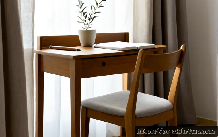 단순함의 철학과 디자인의 원칙 - Photorealistic minimalist workspace in a bright contemporary Spanish apartment, a single handcrafted...